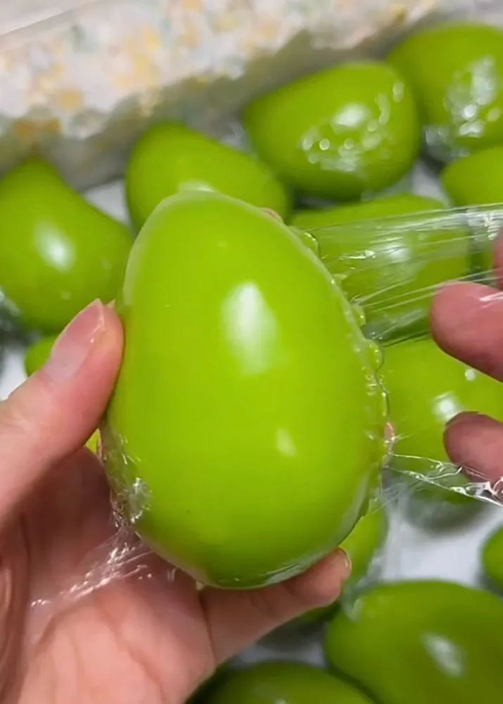 Color Changing Mango Stress Ball Squishy Stress Relief Decompression Toy — photo 3