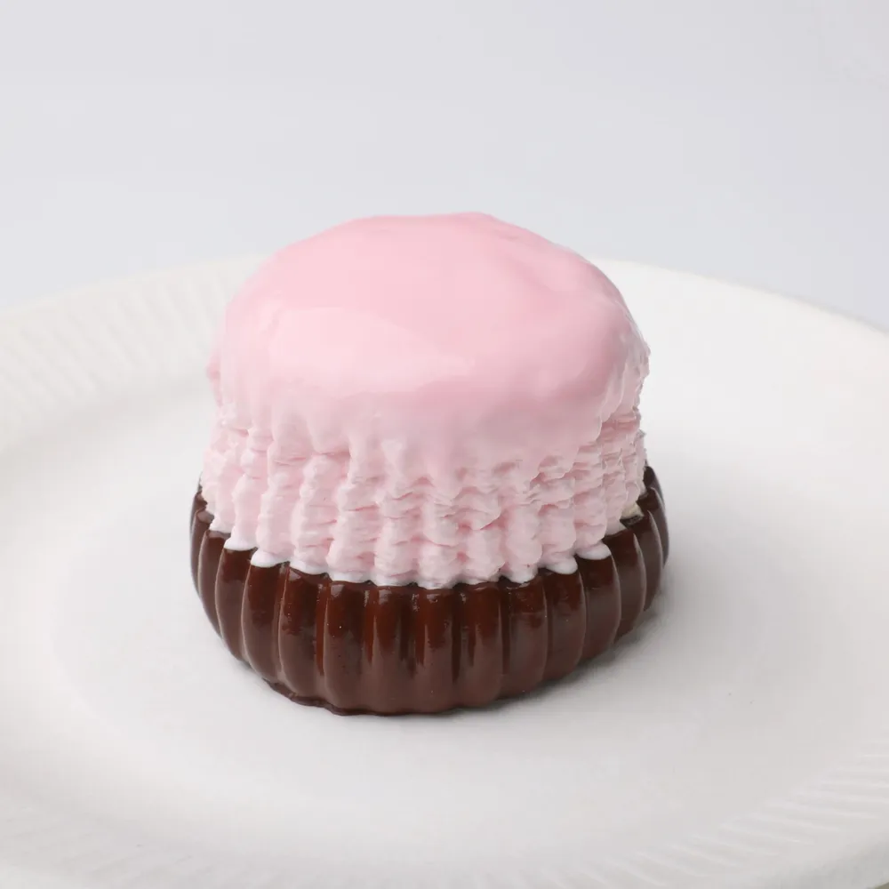 【CT181】Pink Chocolate Canelé Cake Squishy Toy — photo 2