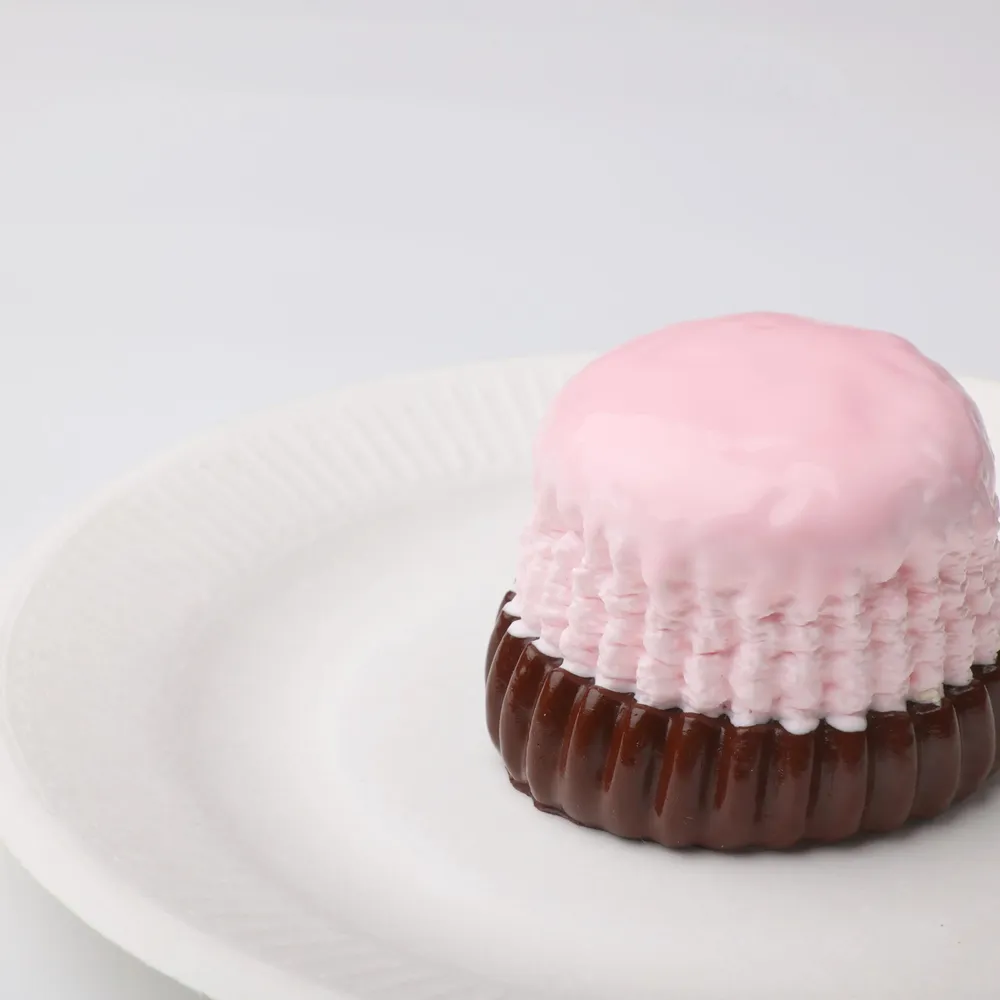 【CT181】Pink Chocolate Canelé Cake Squishy Toy — photo 3